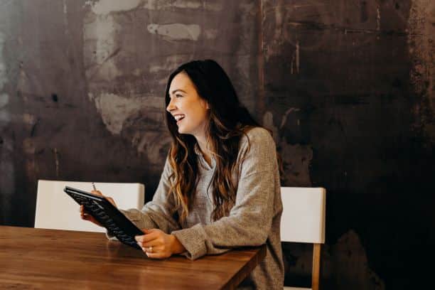 https://www.happytomeetyou.fr/app/uploads/2021/02/charge-recrutement-3.jpg