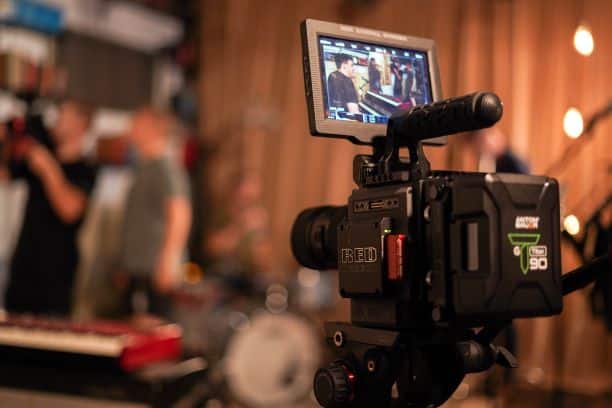 https://www.happytomeetyou.fr/app/uploads/2021/06/camera-chef-de-projet-audiovisuel.jpg