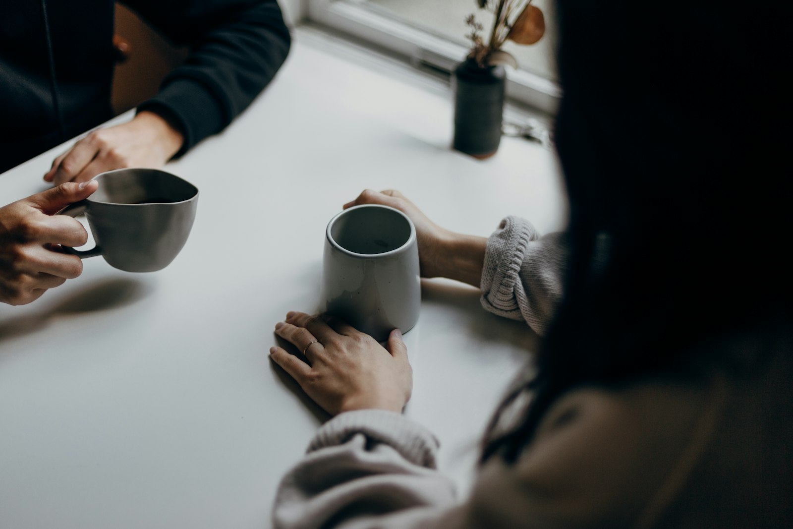 Pause café entre collègues, moment où naissent les recommandations de candidats