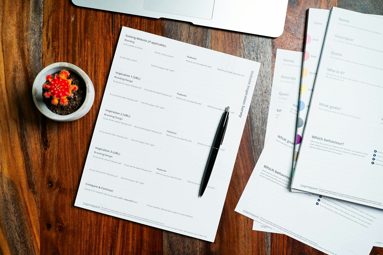 Fiche de poste imprimée sur une page, posée sur un bureau à côté d'un stylo