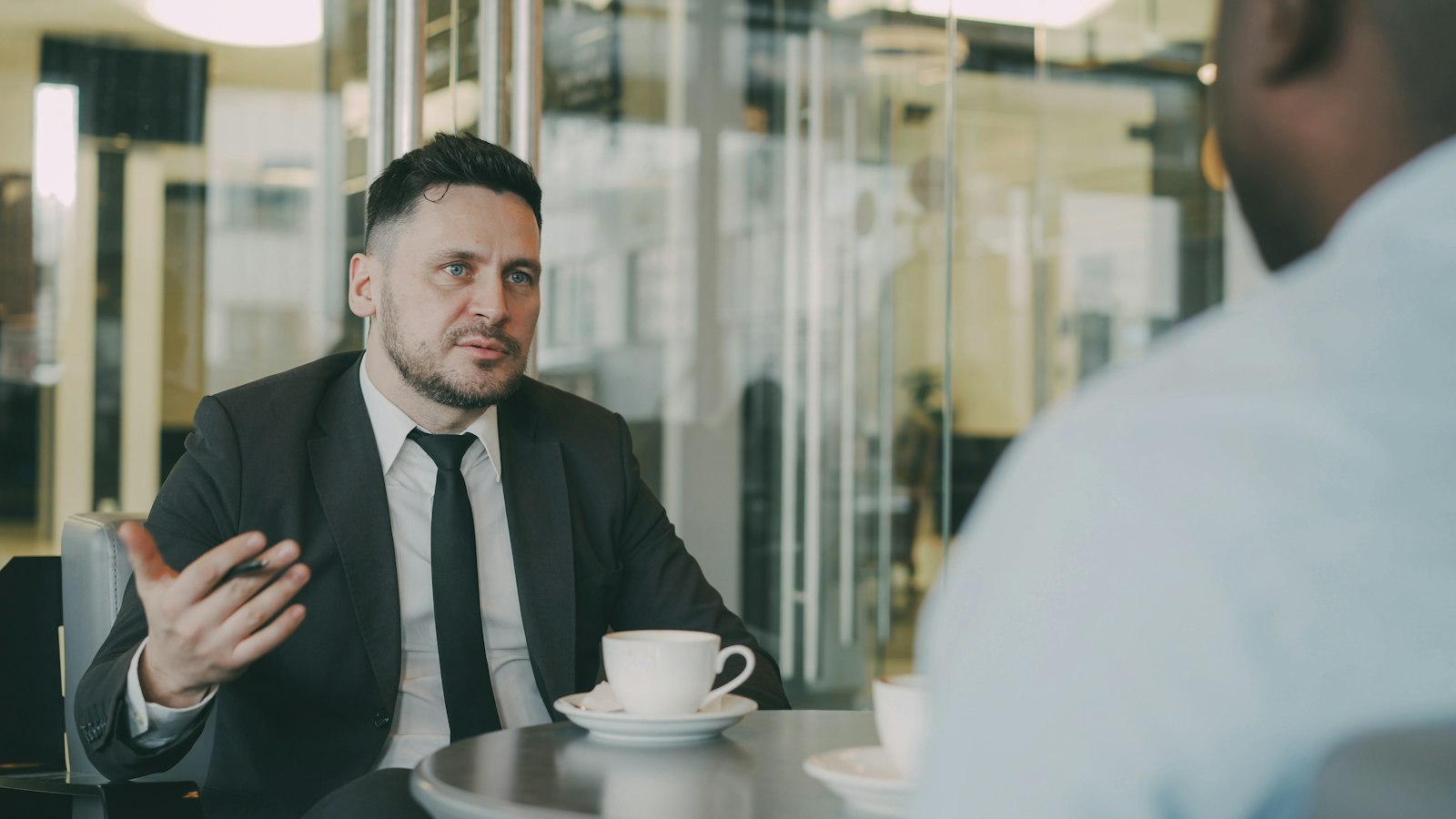 Manager et son responsable hiérarchique relisant ensemble un plan d'action après une formation