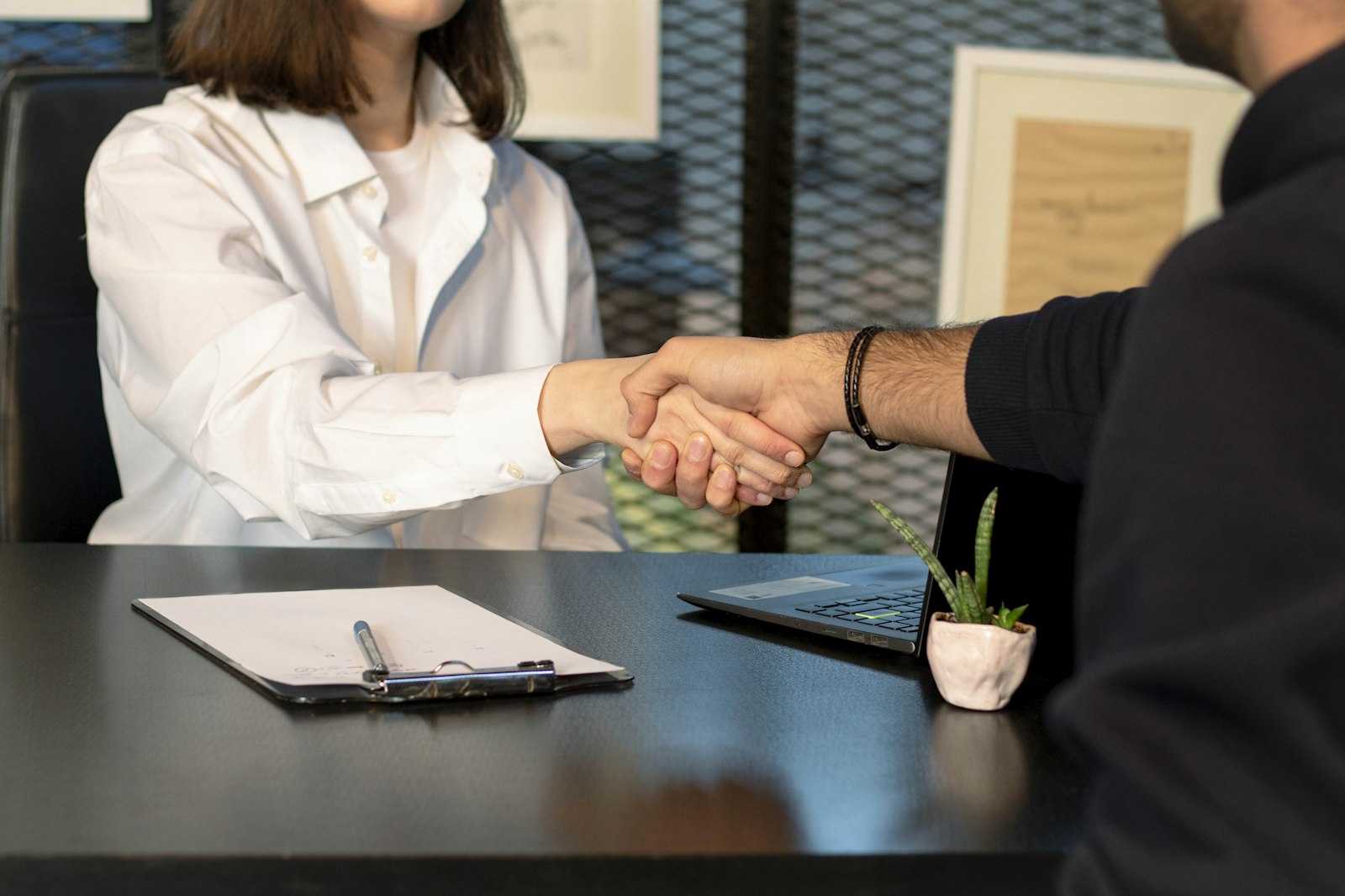 Poignée de main entre un dirigeant et un candidat à l'issue d'un entretien de recrutement