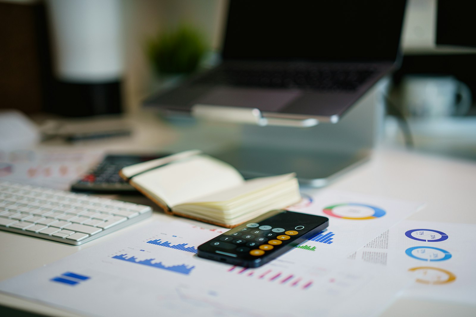 Tableaux financiers imprimés pour chiffrer le budget d'une mission de management de transition