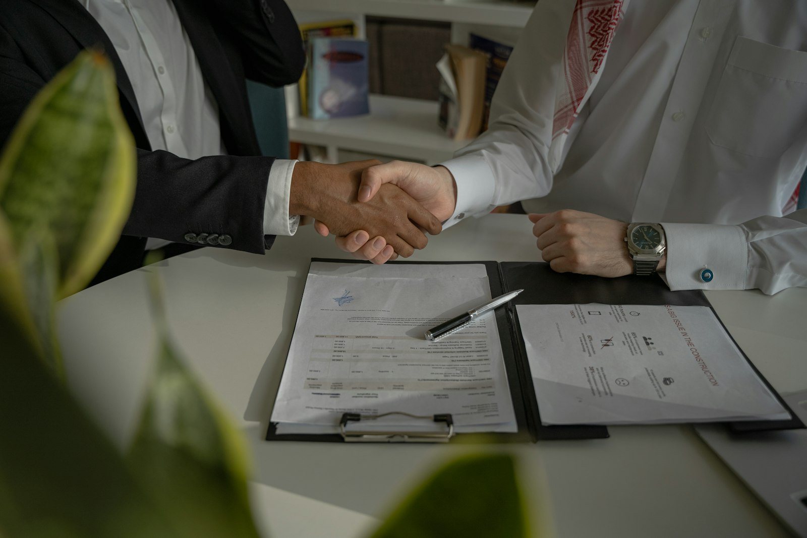 Signature d'un contrat de mission de management de transition entre un dirigeant et un cabinet