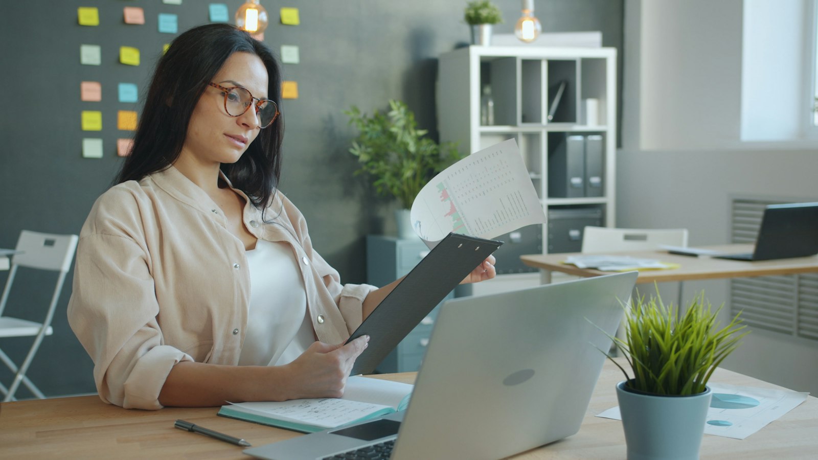 Dirigeante qui relit des documents de travail à son bureau