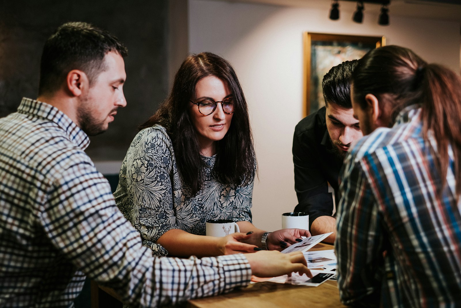 Homme et femme échangeant à une table de bureau