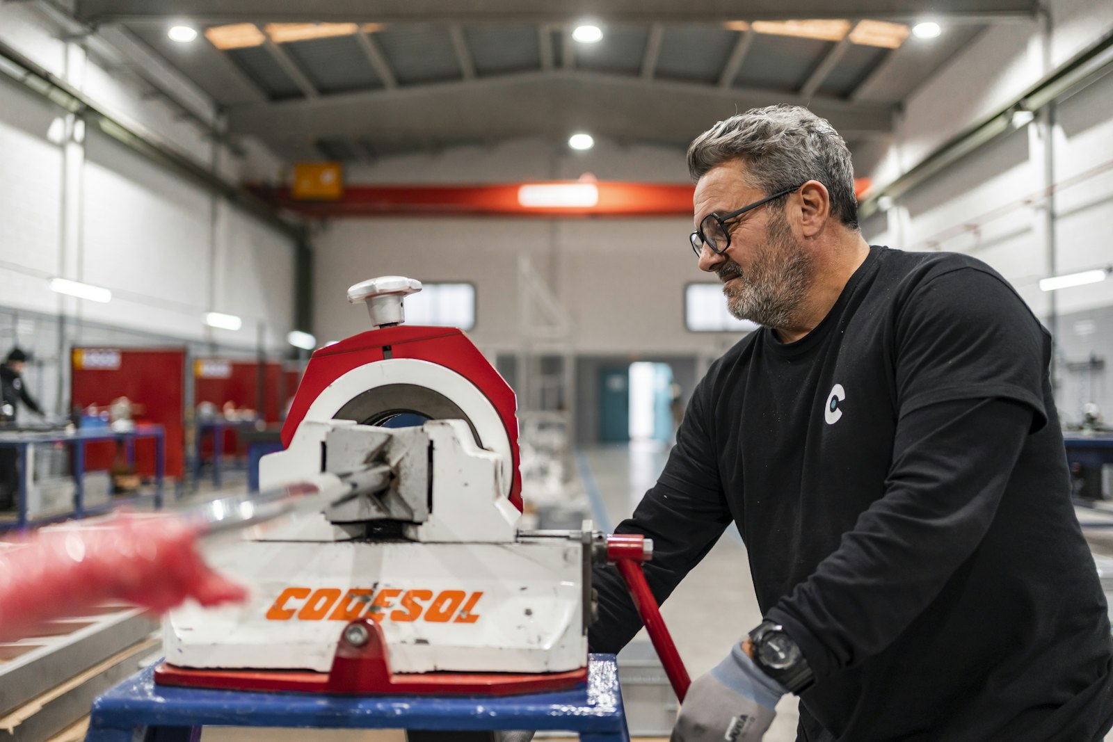 Un technicien fait fonctionner une machine industrielle