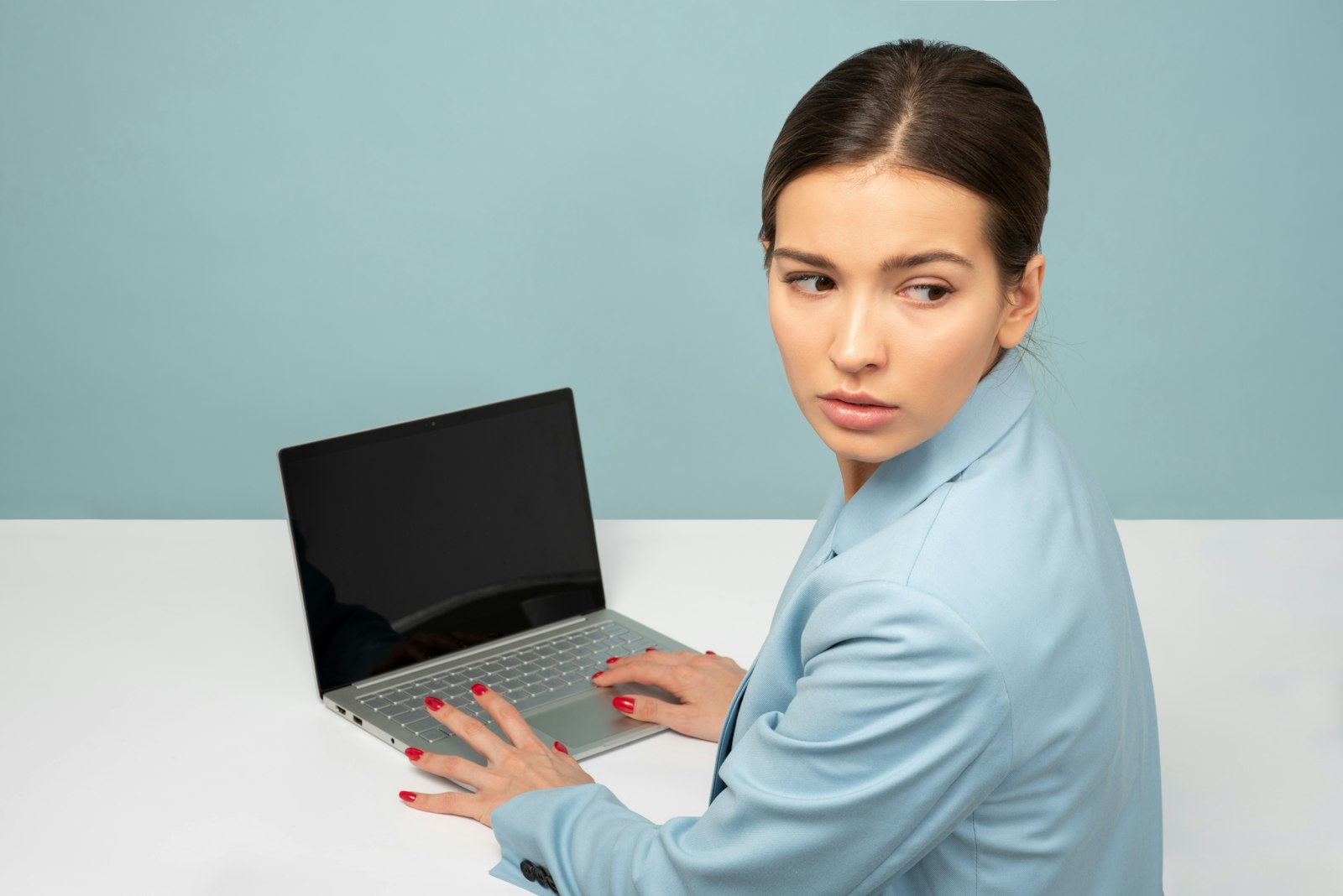 Responsable RH consultant des programmes de formation sur un ordinateur portable