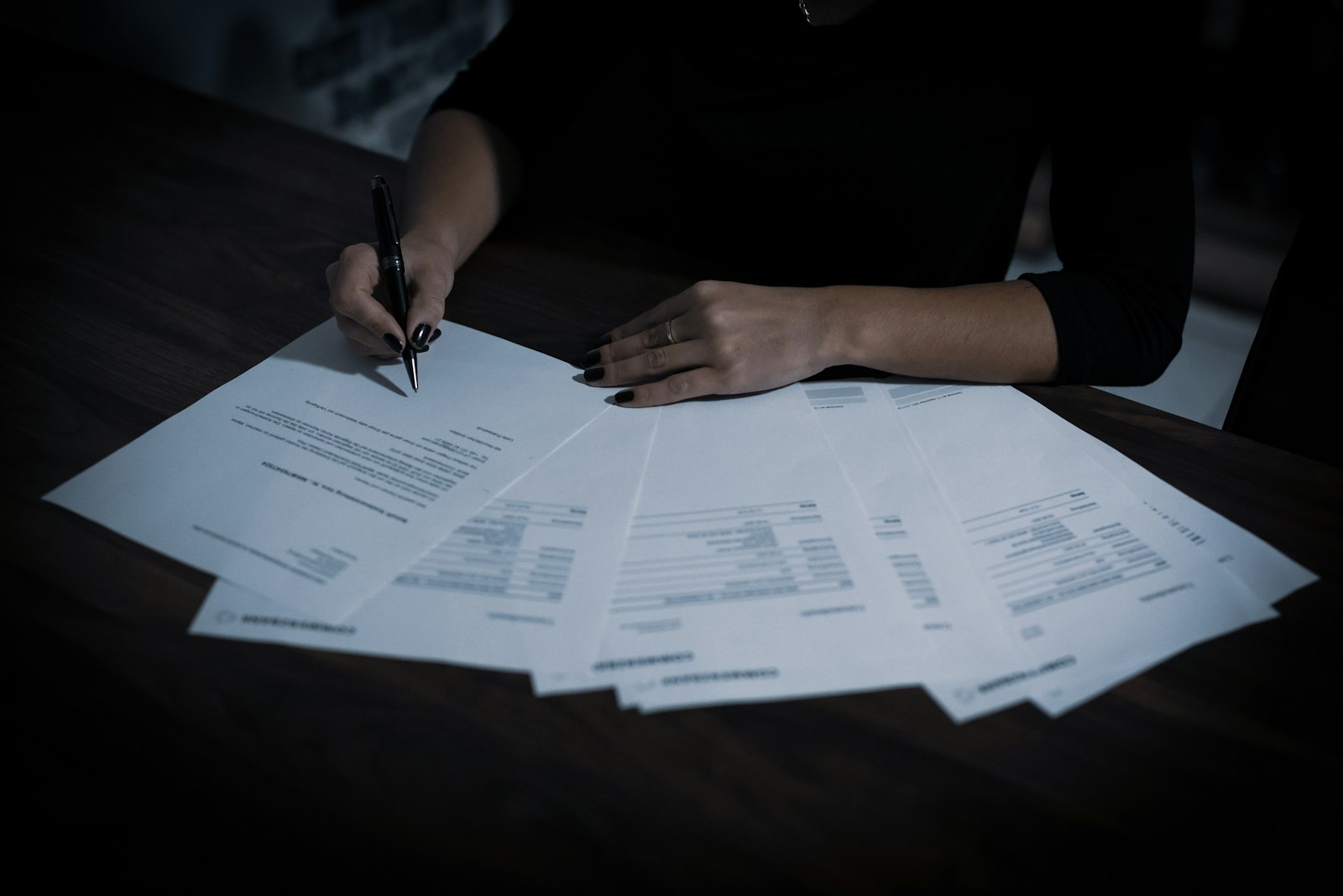 Dirigeante relisant une proposition écrite à son bureau