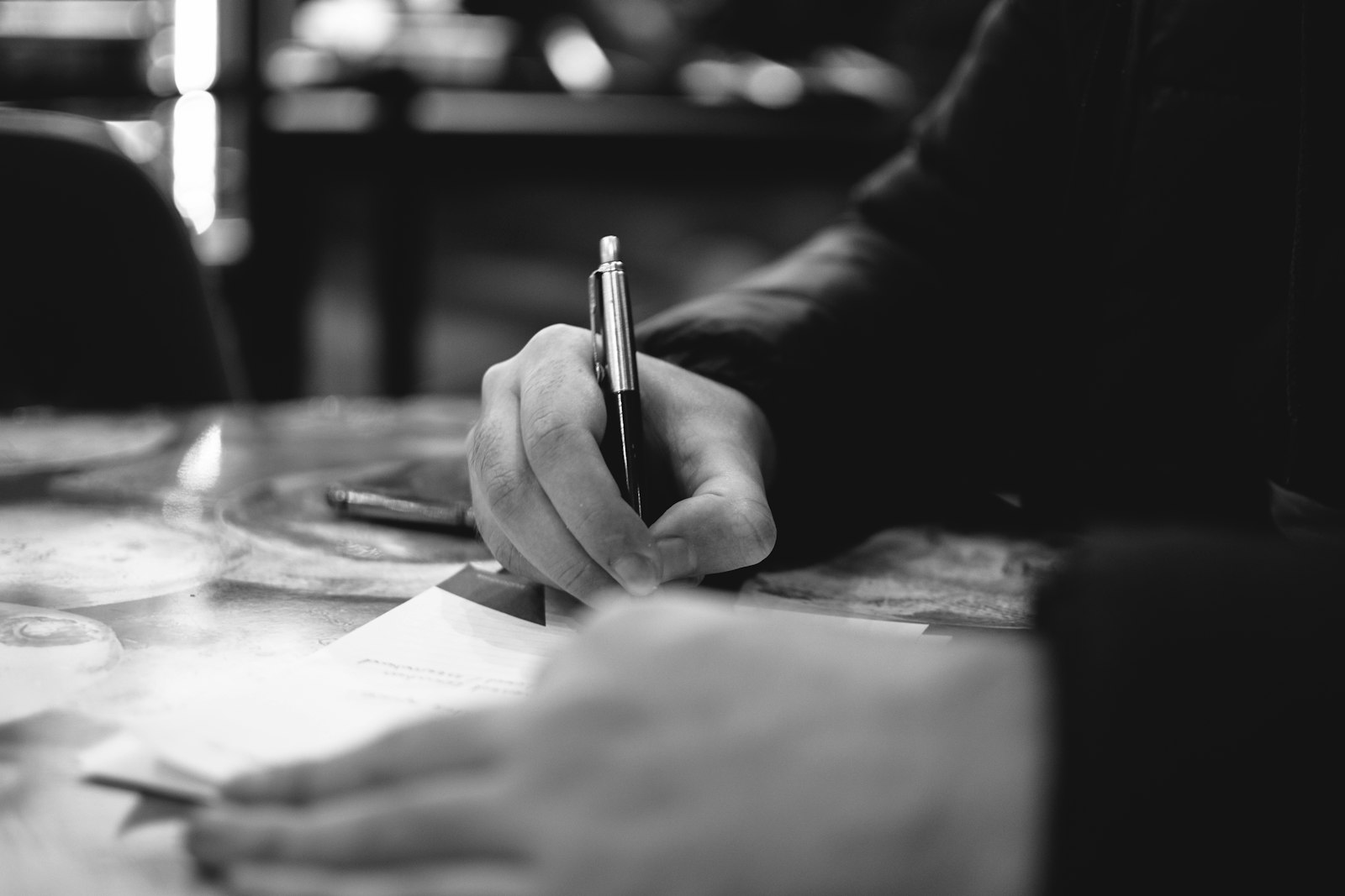 Rédaction d'une lettre de notification, stylo en main